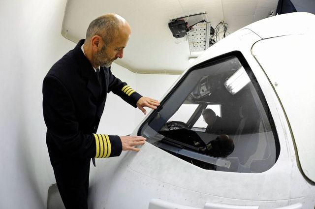 A Homebuilt Flight Simulator That Is Out of This World