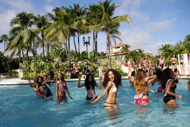 2015 Miss Universe Contestants in Bikinis