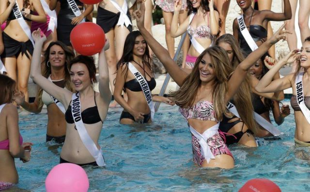2015 Miss Universe Contestants in Bikinis