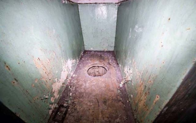 Scary Underground Tunnel Discovered Under a Neglected Home