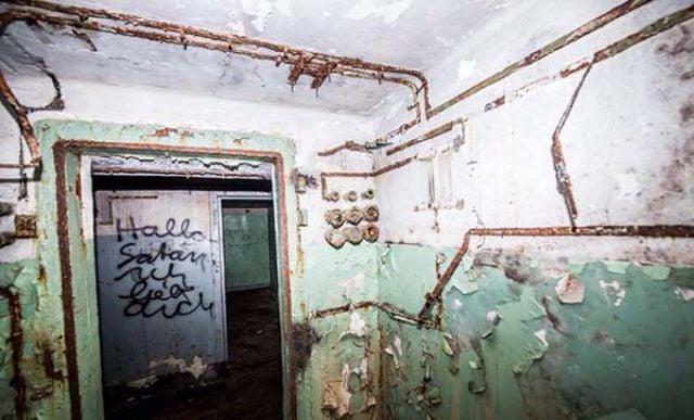 Scary Underground Tunnel Discovered Under a Neglected Home