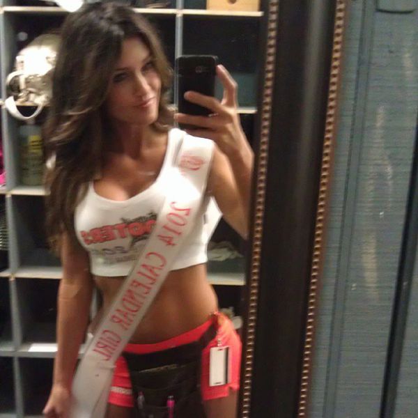Hooters Have the Most Gorgeous Staff of Anywhere Ever