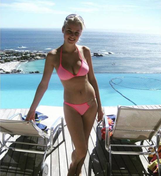 Beautiful Babes in Skimpy Bikinis