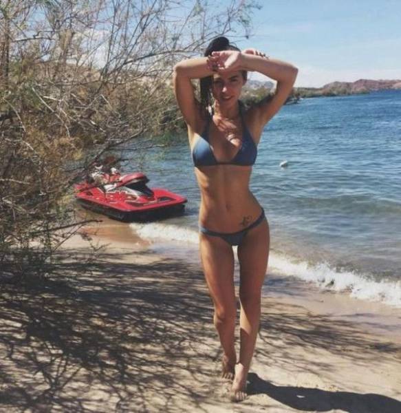 Beautiful Babes in Skimpy Bikinis