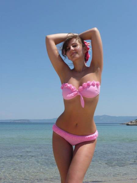 Beautiful Babes in Skimpy Bikinis