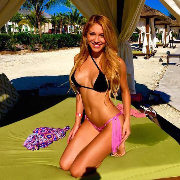 Beautiful Babes in Skimpy Bikinis