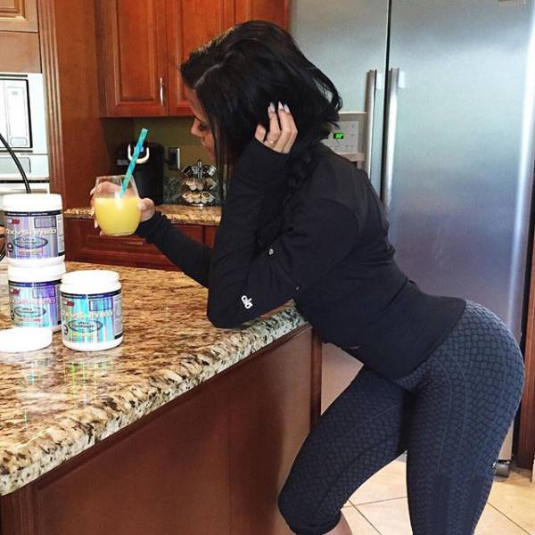 Girls Look Yummier in Yoga Pants