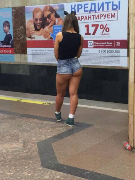 Candid Street Fashion That Really Takes the Cake