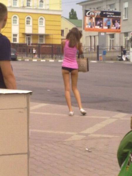 Candid Street Fashion That Really Takes the Cake