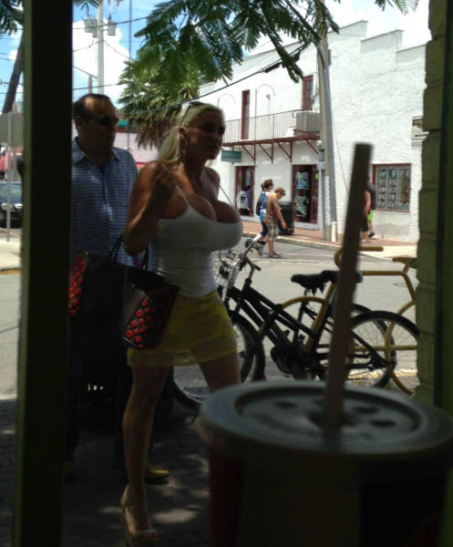 Candid Street Fashion That Really Takes the Cake