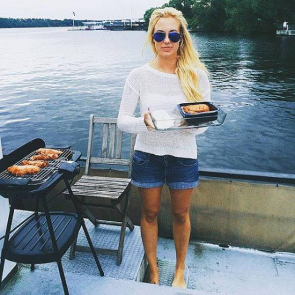 Some Hot Ladies Tuck into Some BBQ