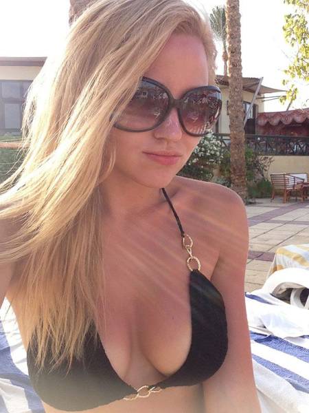 Beautiful Babes in Skimpy Bikinis