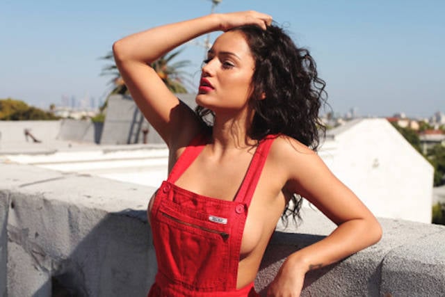 Boys Go Wild for Sideboobs