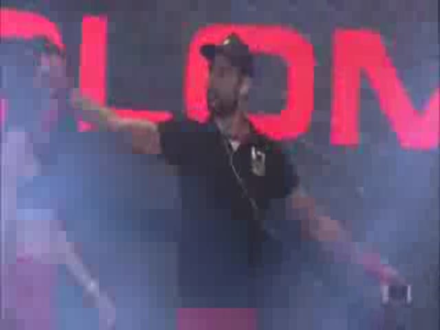 Cock Fighter Suffers Instant Knockout