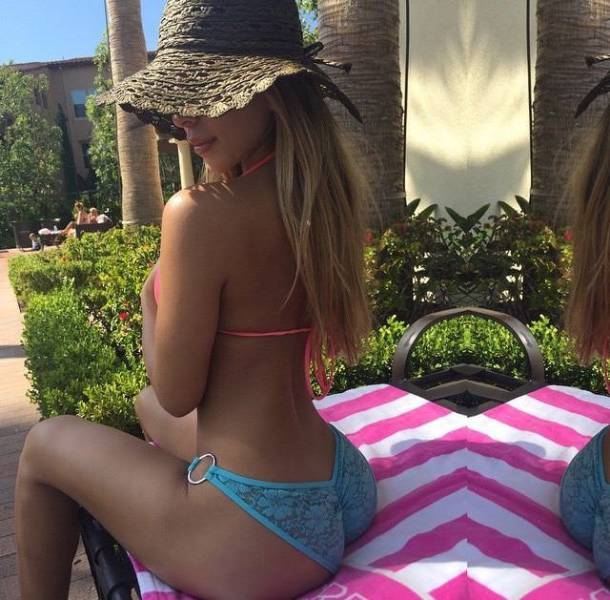 Beautiful Babes in Skimpy Bikinis