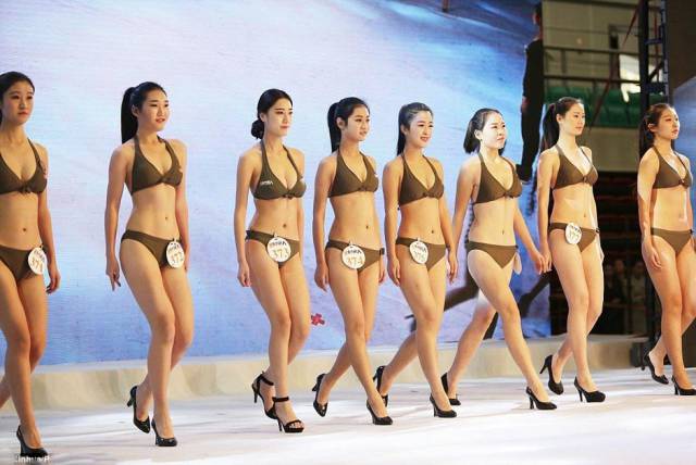 Becoming a Chinese Flight Attendant Is Quite Competitive