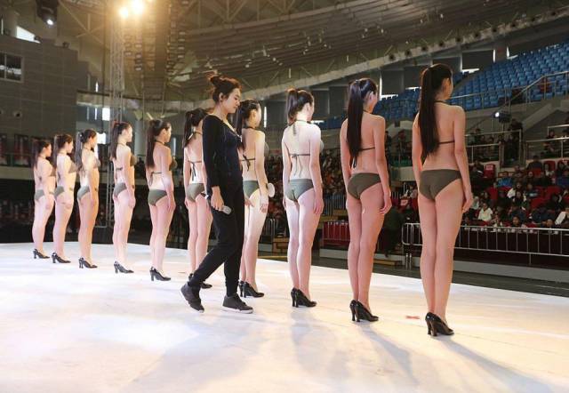 Becoming a Chinese Flight Attendant Is Quite Competitive