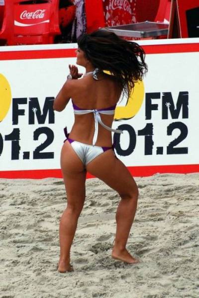 Beach Volley Cheerleaders Are Delicious To Look At
