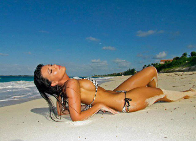 Boys Go Wild for Sideboobs