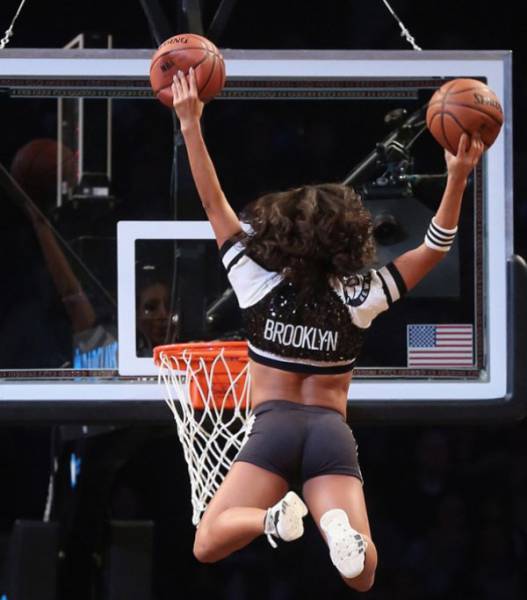 Cheerleaders From East vs Cheerleaders From West