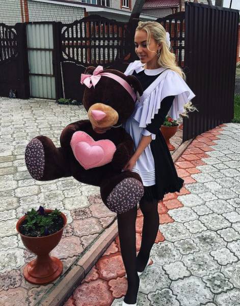 Lovely Russian Schoolgirls On Their Graduation Day