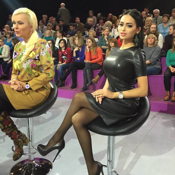 Lookout Boys…Here Come the Babes in Tight Dresses