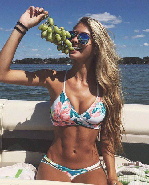 Beautiful Babes in Skimpy Bikinis