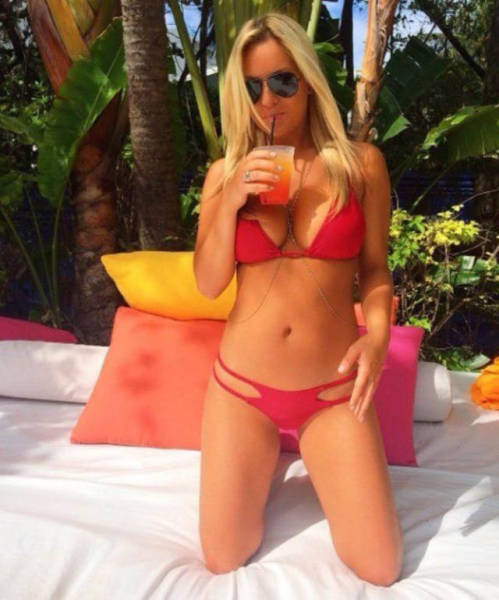 Beautiful Babes in Skimpy Bikinis