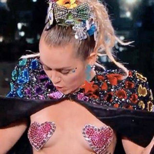 Glitter Nipples Are A New Raging Trend Today
