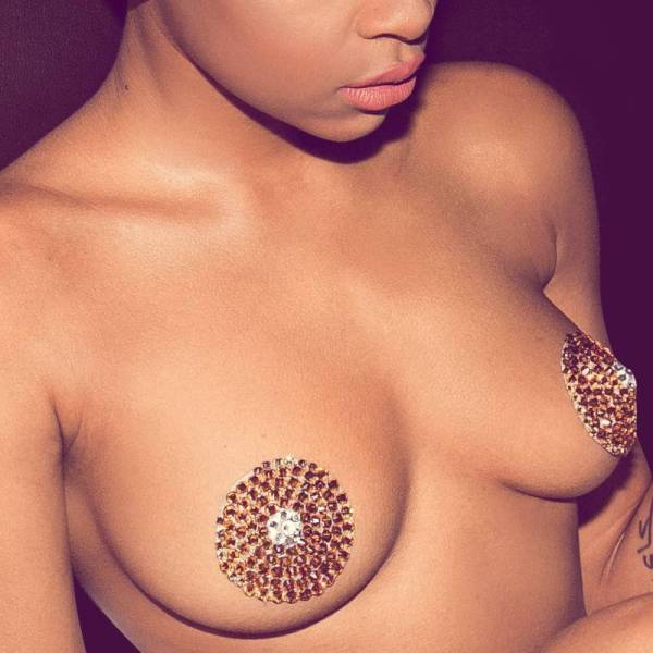 Glitter Nipples Are A New Raging Trend Today