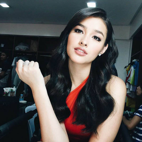 There Are Beautiful Girls Here