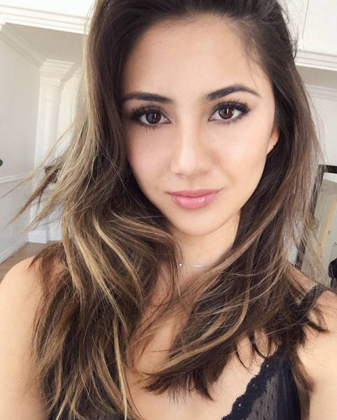 There Are Beautiful Girls Here