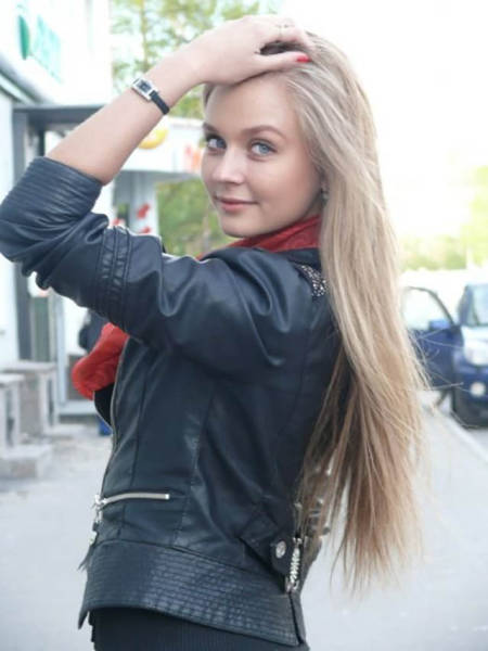 There Are Beautiful Girls Here