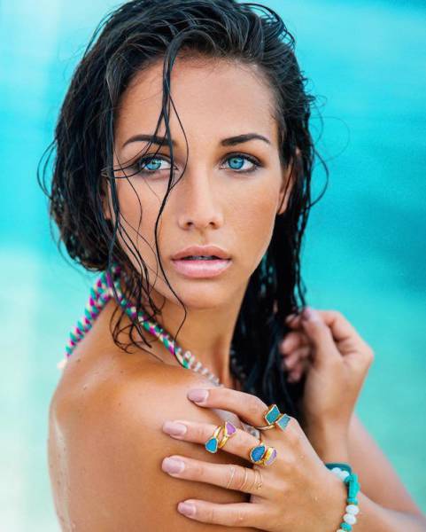 There Are Beautiful Girls Here