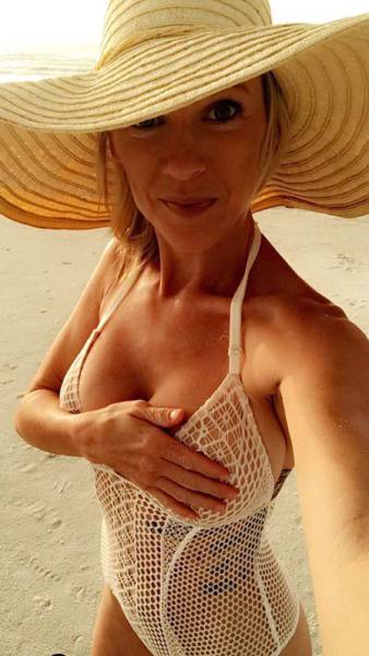 Girls Who Make Mesh Dress Look Amazing