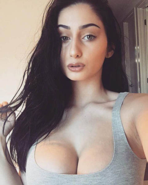 Girls With Beautiful Boobs Are A Mouthwatering Sight