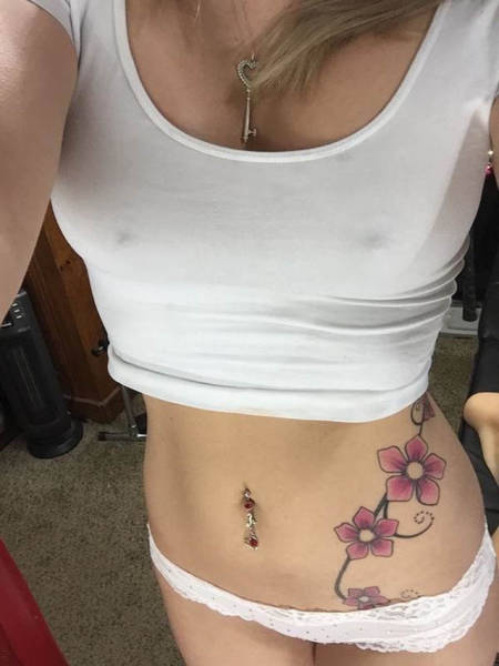 Braless Girls Let Their Boobs Hang Free