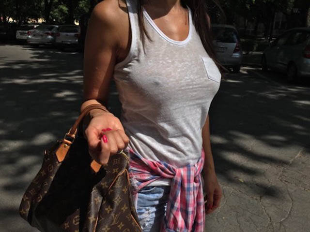 Braless Girls Let Their Boobs Hang Free