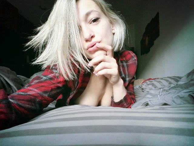 Braless Girls Let Their Boobs Hang Free