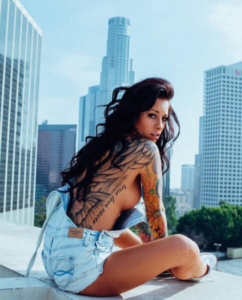 Boys Go Wild for Sideboobs